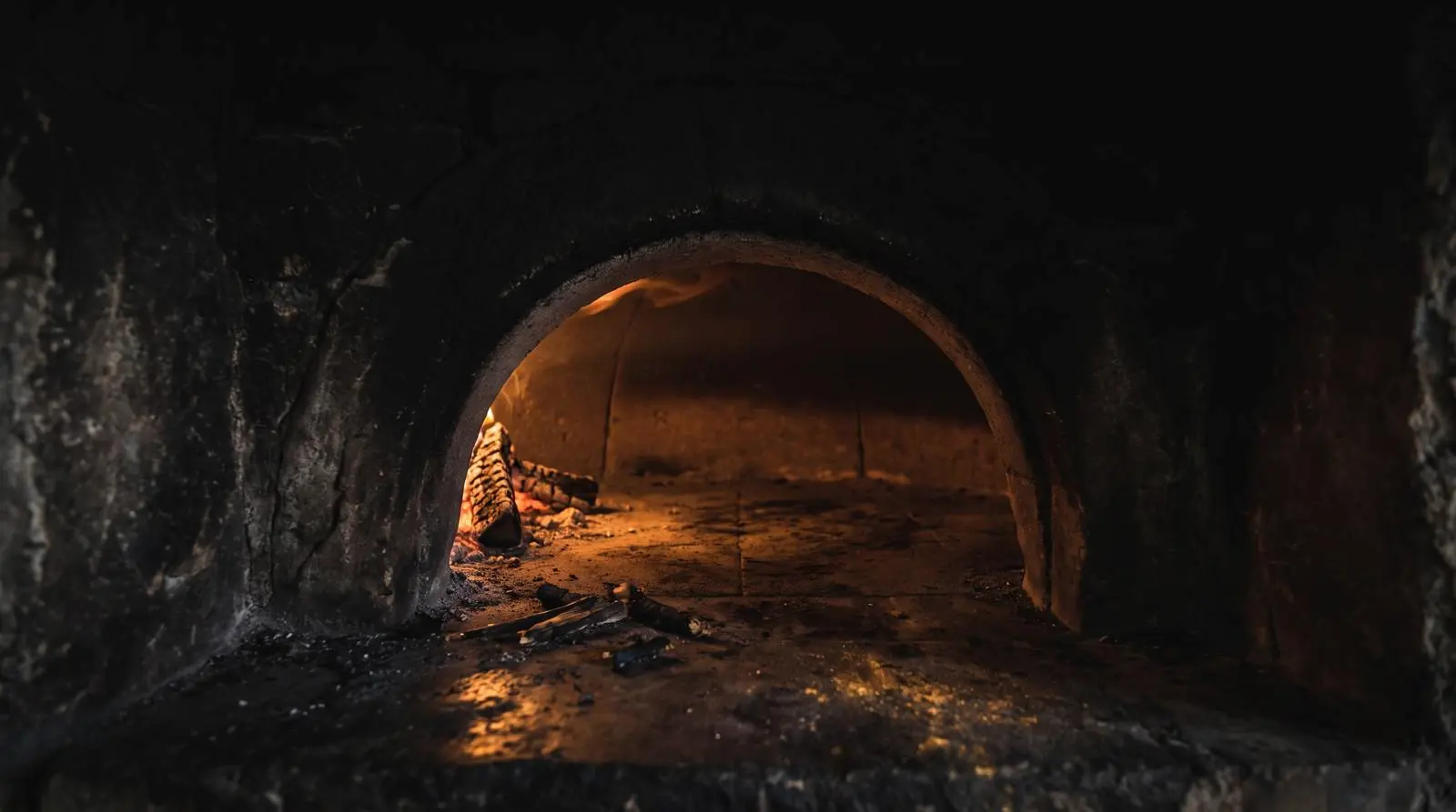 Taş fırının içinde yanan ateş